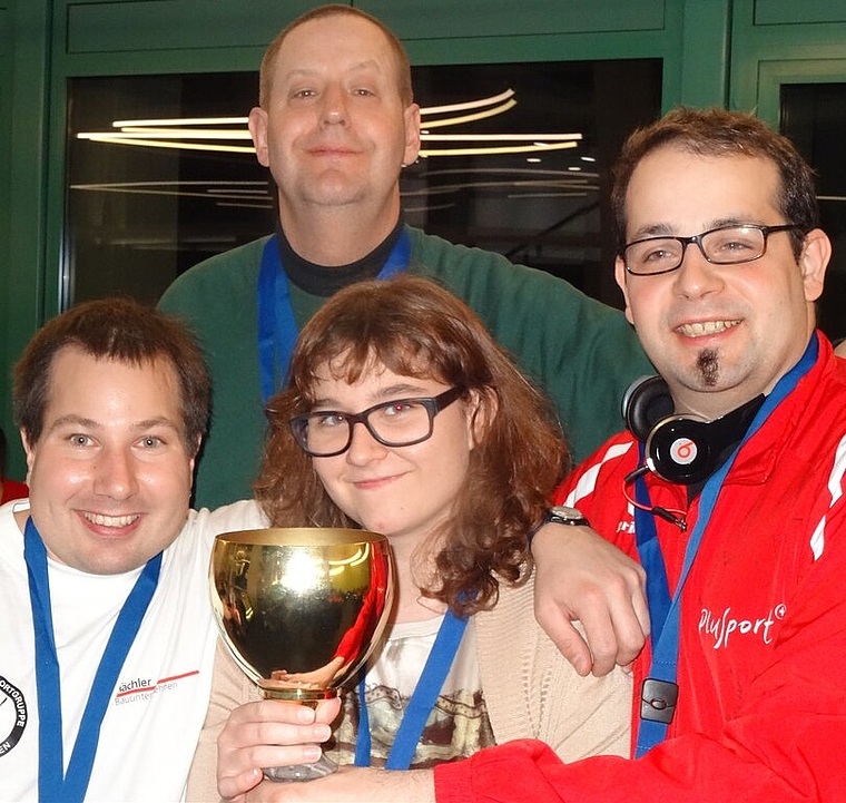 Freuen sich über den gewonnenen Pokal: Simon, Melanie, Christoph und Marcello. Foto: zVg