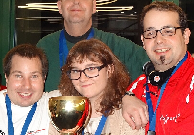 Freuen sich über den gewonnenen Pokal: Simon, Melanie, Christoph und Marcello. Foto: zVg
