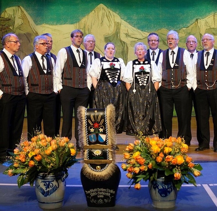 Die Stadt-Jodler Dietikon singen «Bhüet euch» in Neuenhof. Foto: zVg