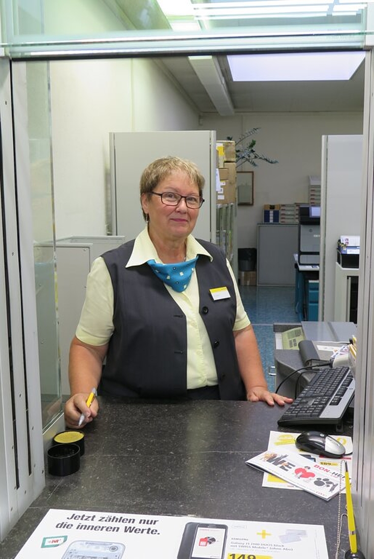 Christa Vogel wo sie am liebsten ist: am Post-Schalter. Foto: ska