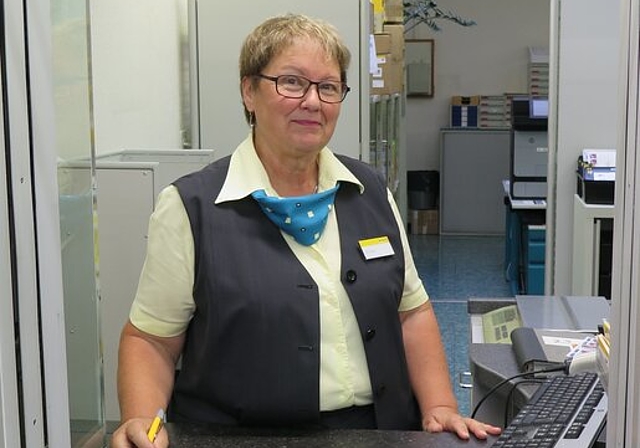 Christa Vogel wo sie am liebsten ist: am Post-Schalter. Foto: ska