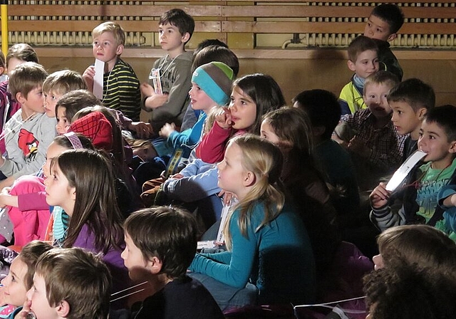 Gebannt lauschten die Schülerinnen und Schüler der Lesung ... ... und blätterten völlig vertieft selber in Büchern. Fotos: zVg 