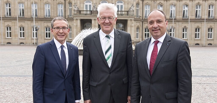 Treffen von Gemeindepräsident Markus Dieth (r.) mit Winfried Kretsch- mann (M.) – seit dem 12. Mai 2011 neunter Ministerpräsident von Baden-Württemberg – und Landammann Urs Hofmann (l.). Foto: zVg