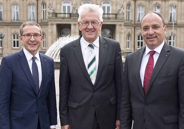 Treffen von Gemeindepräsident Markus Dieth (r.) mit Winfried Kretsch- mann (M.) – seit dem 12. Mai 2011 neunter Ministerpräsident von Baden-Württemberg – und Landammann Urs Hofmann (l.). Foto: zVg 