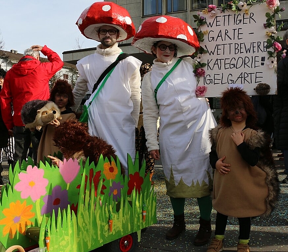 Familie Peter machte an der Fasnacht den Wettinger Gartenstadt-Wettbewerb zum Thema.Fotos: nbe
