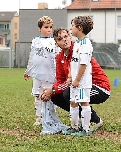 Ein Trainer kümmert sich um die jüngsten Spieler.
