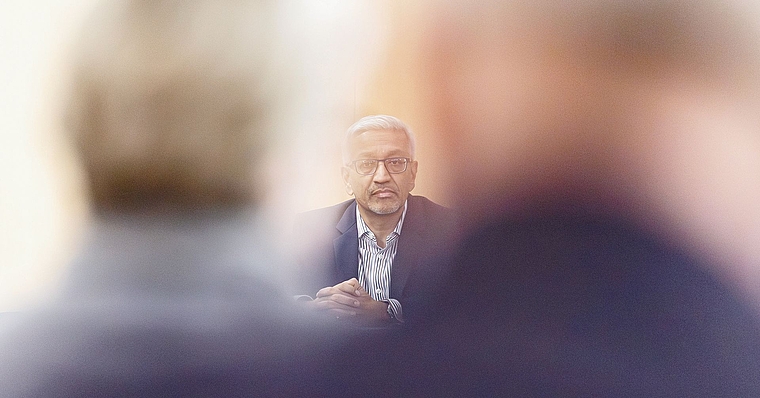 Finanzvorsteher Orun Palit stellte an der Einwohnerratssitzung für das Jahr 2026 ein     weiteres Minus in Aussicht. Severin Bigler/CH Media