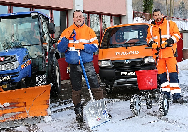 Pascal Keller und Danny Simmank(auf dem Bild fehlt Werkhofleiter Rafael Spring) mit Schaufel, Salzstreuer und Schneepflug in Killwangen im Einsatz. Foto: bär
