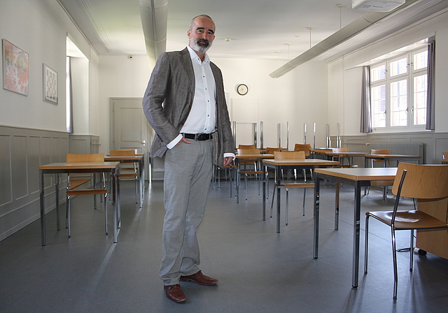 Rektor Paul Zübli zeigt eines der Schulzimmer an der Kanti Wettingen, in denen künftig nur ein Drittel der Klasse sitzen wird. Sibylle Egloff