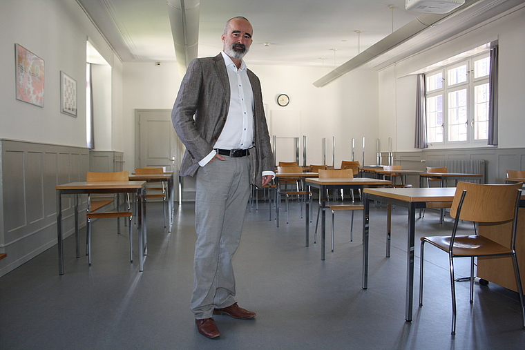 Rektor Paul Zübli zeigt eines der Schulzimmer an der Kanti Wettingen, in denen künftig nur ein Drittel der Klasse sitzen wird. Sibylle Egloff