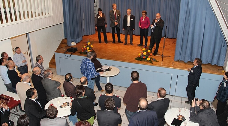 Gemeindeammann Valentin Schmid (r.) stellte am Apéro den Gemeinderat in neuer Zusammensetzung vor. Foto: cfr