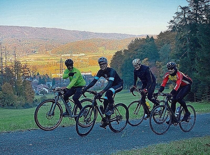 Mit Freunden fährt es sich besser – Jared Hung als Zweiter von links. (Bilder: zVg)