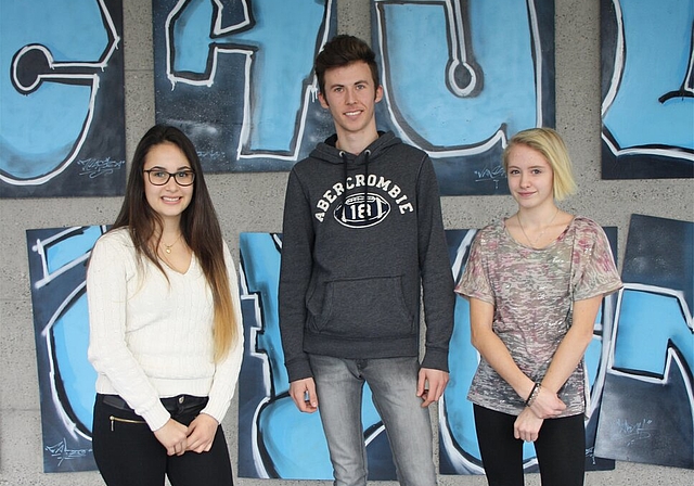 Die Mitglieder des Schülerrats Gaja Giorgio, Fabio Hausherr und Céline Mathys klären die Kleiderfrage.Foto: se