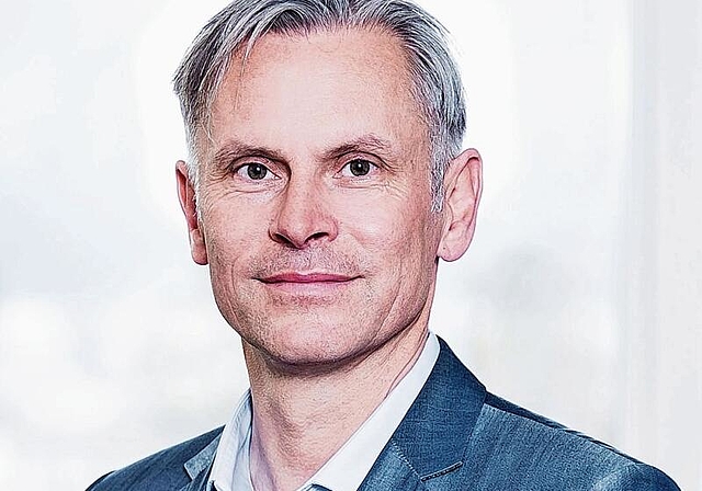Guido Hüni (49) lebt mit seiner Frau und drei Töchtern im Teenageralter in Zürich. Er hat eine Lehre als Elektroinstallateur absolviert, die Erwachsenenmatur nachgeholt und an der ETH Zürich Umweltwissenschaften studiert. Zehn Jahre lang war er b