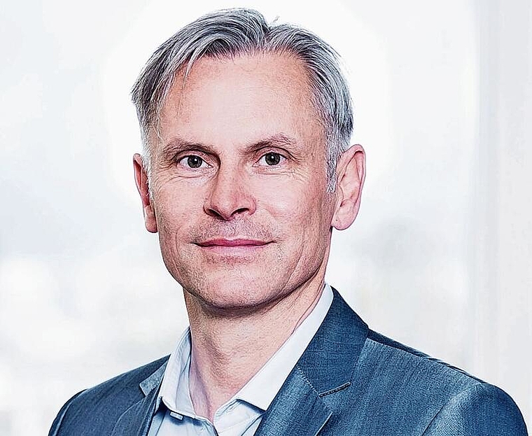Guido Hüni (49) lebt mit seiner Frau und drei Töchtern im Teenageralter in Zürich. Er hat eine Lehre als Elektroinstallateur absolviert, die Erwachsenenmatur nachgeholt und an der ETH Zürich Umweltwissenschaften studiert. Zehn Jahre lang war er b