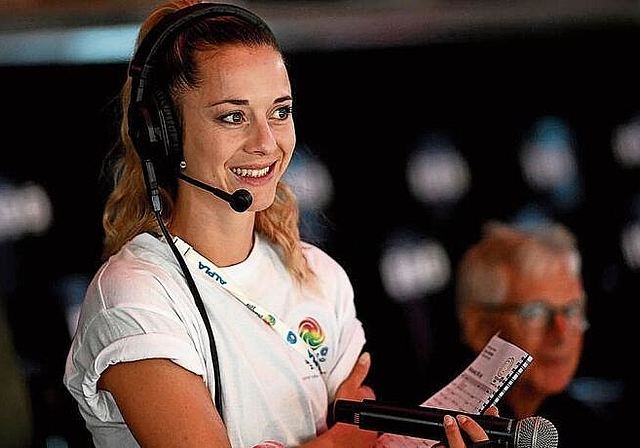 Marina Mäder gibt die Regieanweisungen für die Turnerinnen und Turner. zVg