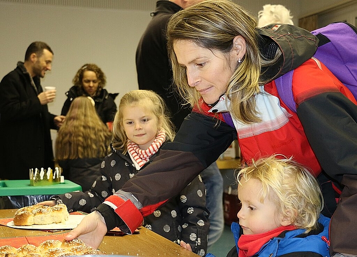 Im Anschluss <em>an den Gottesdienst gab es für alle ein Stück Königskuchen.bär</em>
