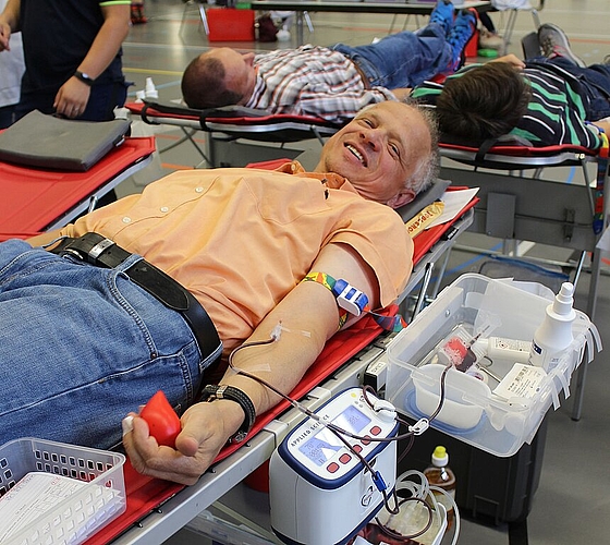 Beat Willi beim Blutspenden: «Ich wurde noch nie ohnmächtig.» Rahel Bühler
