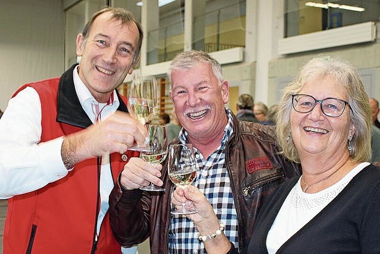 Gemeindeammann Anton Möckel stiess mit Toni und Anita Stocker aufs neue Jahr an. Melanie Bär