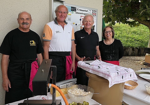 Die Vereinsmitglieder <em>sind parat für die hungrigen Gäste. zVgl</em>
