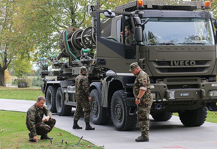 Im Tägi legen Soldaten eine Abrollstrasse aus, damit die Lastwagen nicht auf der Wiese einsinken. (Melanie Bär)
