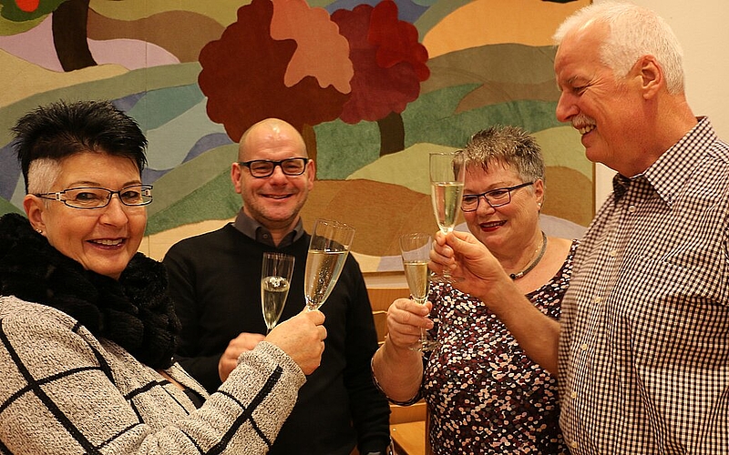 Gemeinderäte <em>Doris Schmid und Marcel Lang stossen mit der Bevölkerung an; im Bild mit Lisbeth und Beni Gehrig.Melanie Bär</em>
