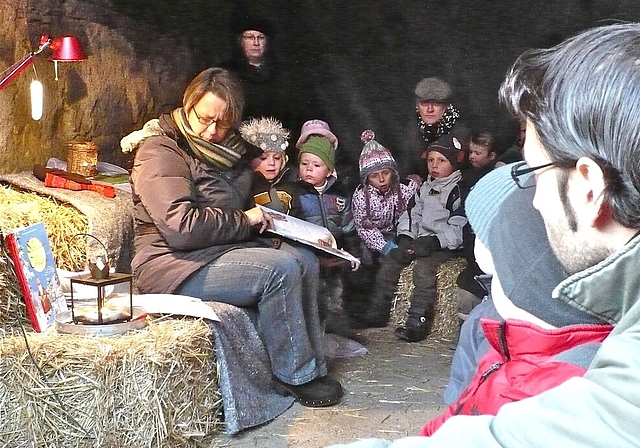Mechthild Meier in der Zentrumsscheune beim Vorlesen. Fotos: sw