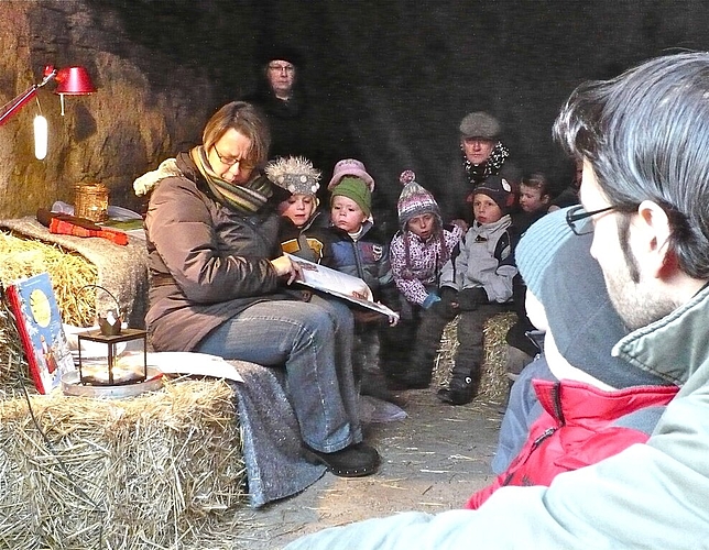 Mechthild Meier in der Zentrumsscheune beim Vorlesen. Fotos: sw
