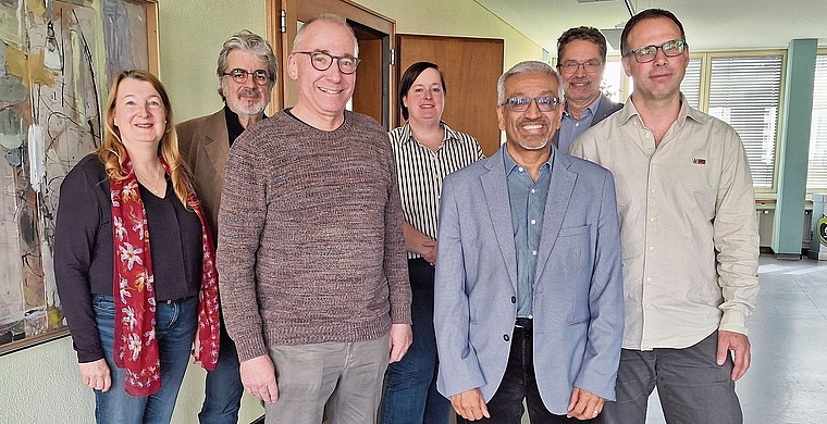 Vor grosser Aufgabe Ammann Markus Haas (li.), Gemeinderat Orun Palit und Beat Rölli, Leiter Finanzen, Gemeinderätin Kirsten Ernst (hinten li.), Gemeinderat Philippe Rey, Geschäftsleiterin Sandra Thut und Vizeammann Christian Wassmer. ihk