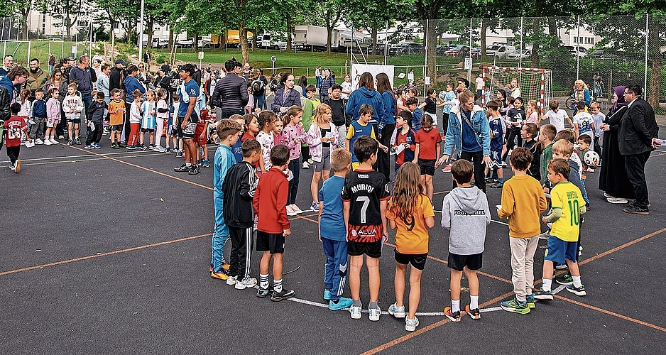 Knapp 200 Teilnehmerinnen und Teilnehmer versammeln sich auf dem «schwarzen Platz.» Knapp 200 Teilnehmerinnen und Teilnehmer versammeln sich auf dem «schwarzen Platz.»