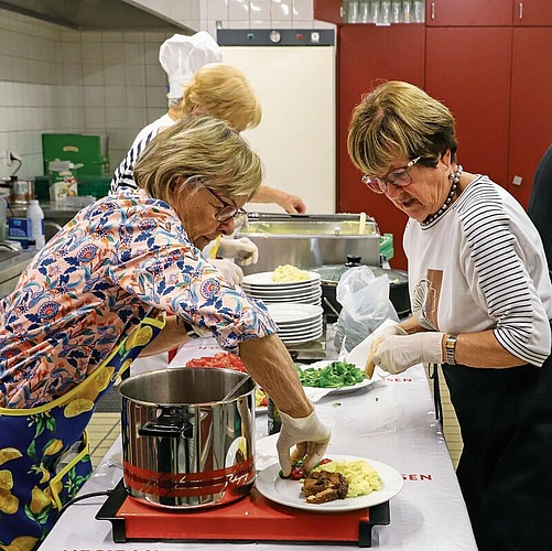 Einsatz in der Küche Helferinnen richten die Menüteller an.Gaby Kost