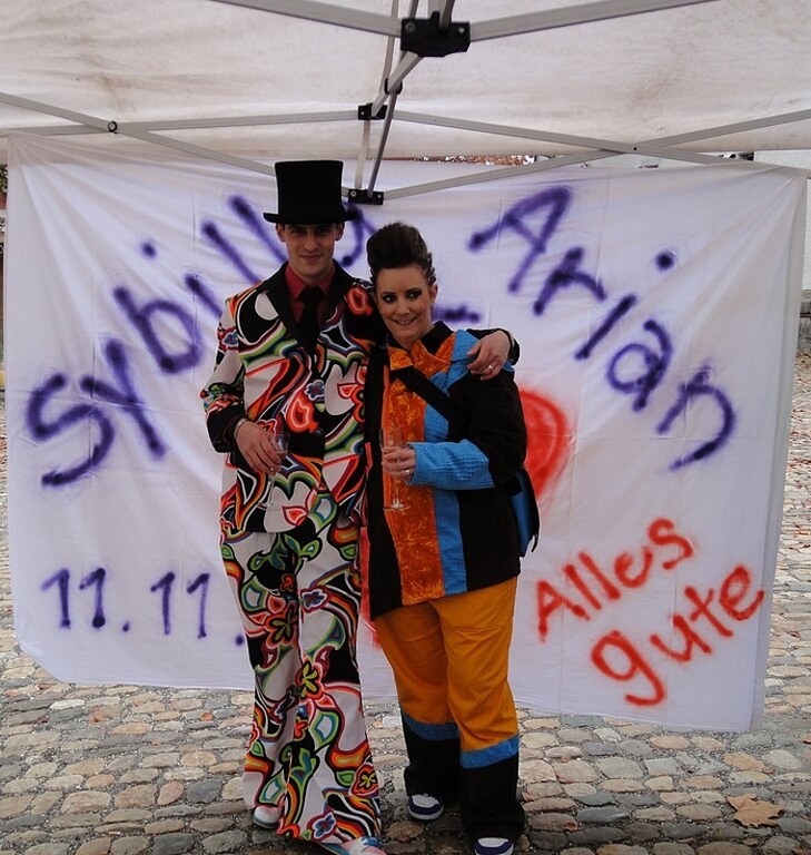Arian und Sybilla Kaiser-Cavegn heirateten am 11.11.2011 um 11 Uhr 11 im Fasnachtskostüm. Foto: zVg