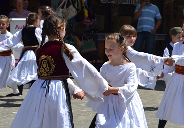 Kinder zeigen am Fest der Kulturen einen traditionellen serbischen Tanz. Fotos: ll