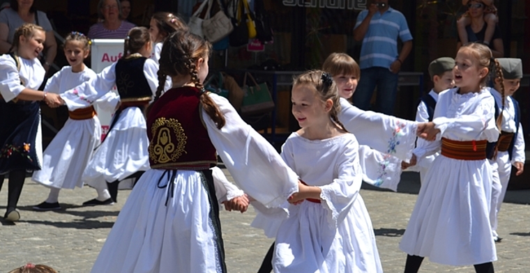Kinder zeigen am Fest der Kulturen einen traditionellen serbischen Tanz. Fotos: ll