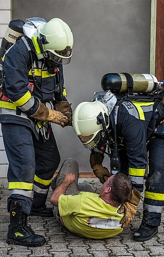 Mit Figuranten proben die Feuerwehrmänner den Ernstfall.Foto: zVgMit Figuranten proben die Feuerwehrmänner den Ernstfall.Foto: zVg