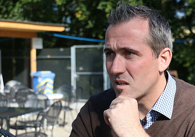 Marco Baumann, Geschäftsführer der Tägi AG ,kurz vor Saisonschluss beim Eingang des Freibads und der Minigolfanlage. (Melanie Bär)