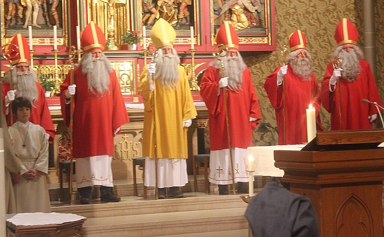 Die Chläuse erhalten Segen in der katholischen Kirche. (Sarina Willi)