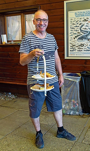 Gemeindeammann Markus Haas im Helfereinsatz. Gemeindeammann Markus Haas im Helfereinsatz.