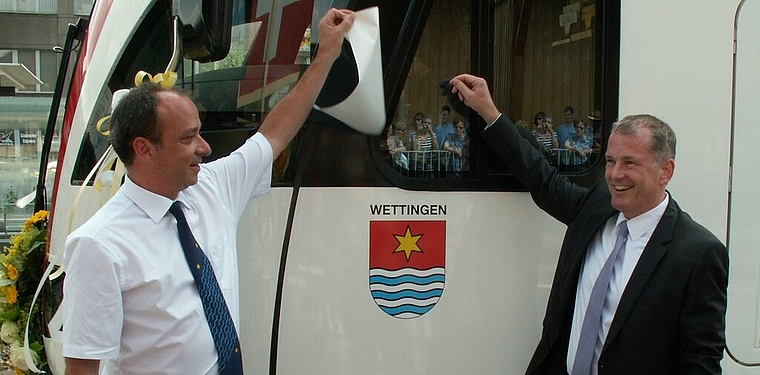 Ein neuer Zug mit Namen «Wettingen» – enthüllt von Gemeindeammann Markus Dieth (l.) und Regierungsrat Stephan Attiger – als Abschluss der feierlichen Bahnhoferöffnung. Foto: ska