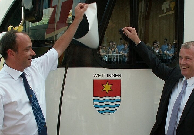 Ein neuer Zug mit Namen «Wettingen» – enthüllt von Gemeindeammann Markus Dieth (l.) und Regierungsrat Stephan Attiger – als Abschluss der feierlichen Bahnhoferöffnung. Foto: ska