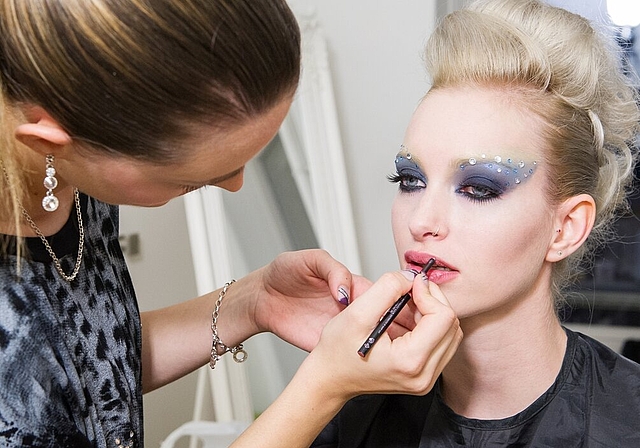 Cornelia Lautenschlager beim Schminken für ein extravagantes Fotoshooting. Foto: zVg