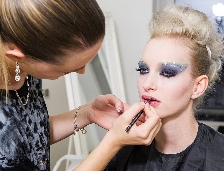 Cornelia Lautenschlager beim Schminken für ein extravagantes Fotoshooting. Foto: zVg