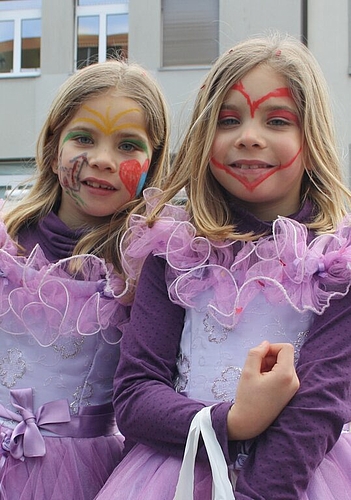 Syria und Luana (6) aus Wettingen als Prinzessinnen.
