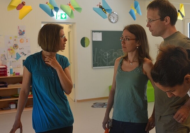 Neugierige bei den Tagestrukturen am Tag der offenen Tür im neuen Kindergarten Langäcker. Foto: ll
