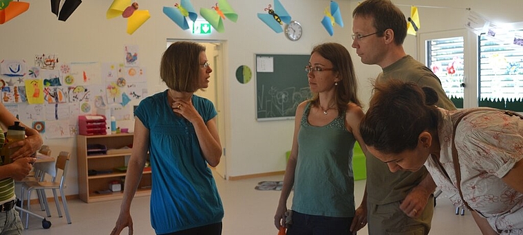 Neugierige bei den Tagestrukturen am Tag der offenen Tür im neuen Kindergarten Langäcker. Foto: ll
