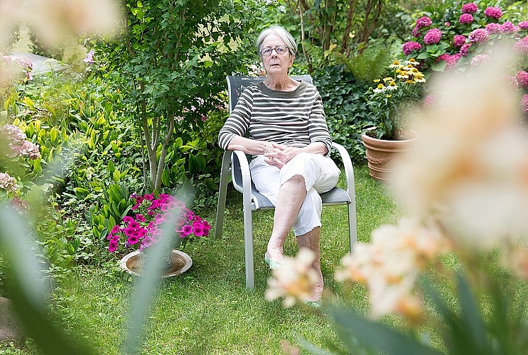 Eva Hov (72) hat sich eine kleine grüne Oase vor ihrer Wohnung in einer Überbauung erschaffen. (Babara Scherer)
