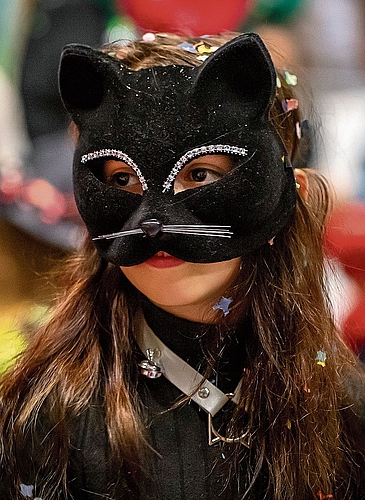 Amelia ist stolz auf ihr sehr detailliertes Katzenkostüm.