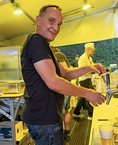 Der Bierhahn war nonstop in Betrieb. Claudio Depentor beim Bierausschank. Der Bierhahn war nonstop in Betrieb. Claudio Depentor beim Bierausschank.