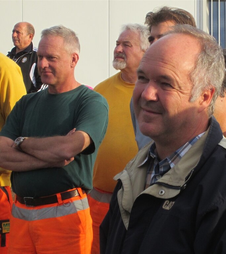 Urs Meier (r.) mit seinen Mitarbeitern bei der Enthüllung des Graffitis. Fotos: zVg
