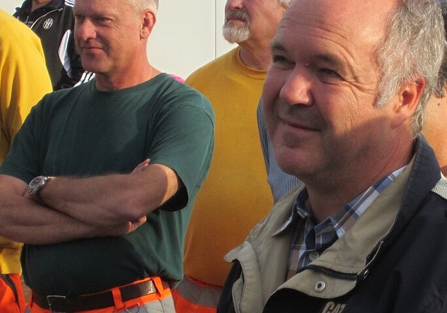 Urs Meier (r.) mit seinen Mitarbeitern bei der Enthüllung des Graffitis. Fotos: zVg